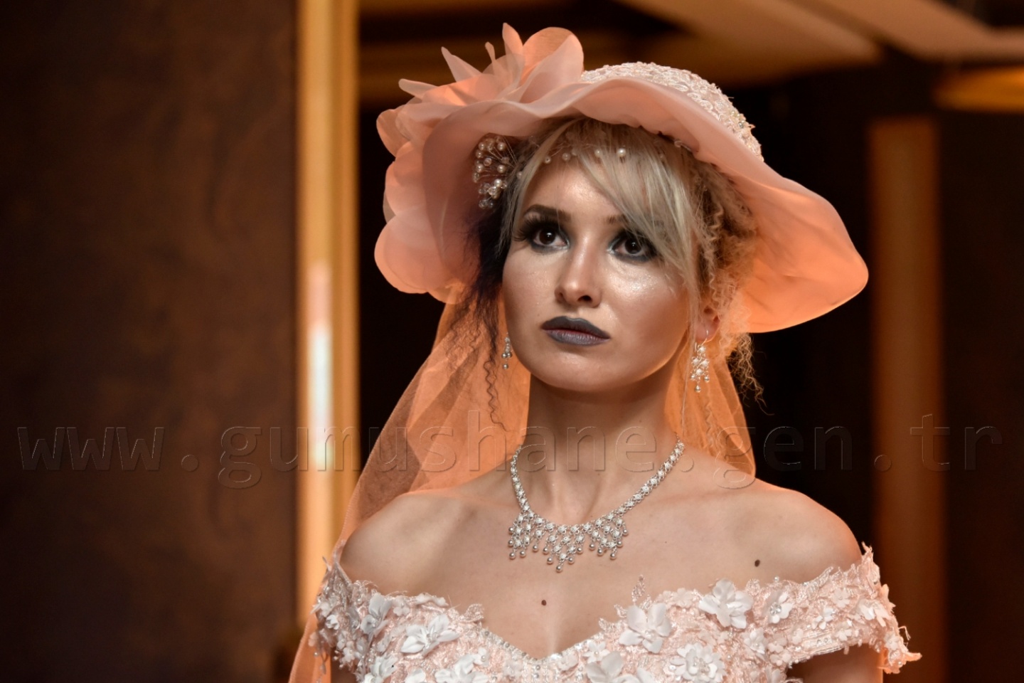 100 yıllık gelinlik podyumda 63