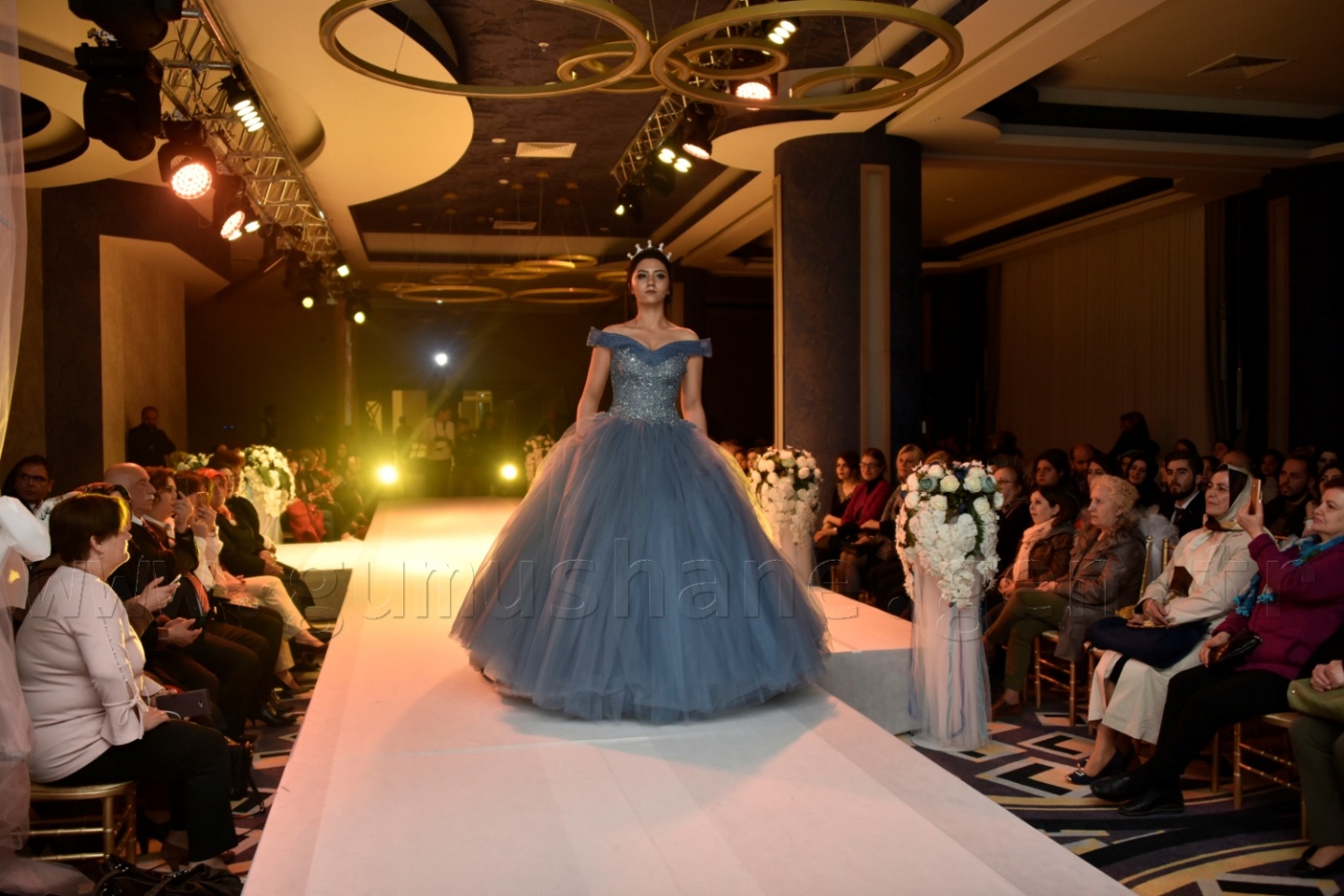 100 yıllık gelinlik podyumda 64