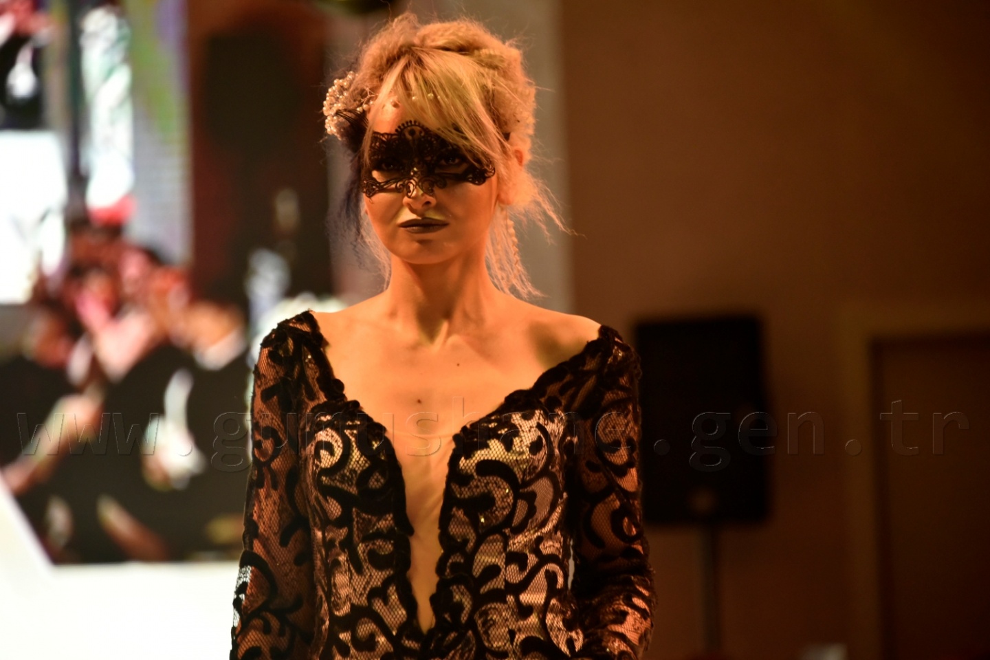 100 yıllık gelinlik podyumda 66