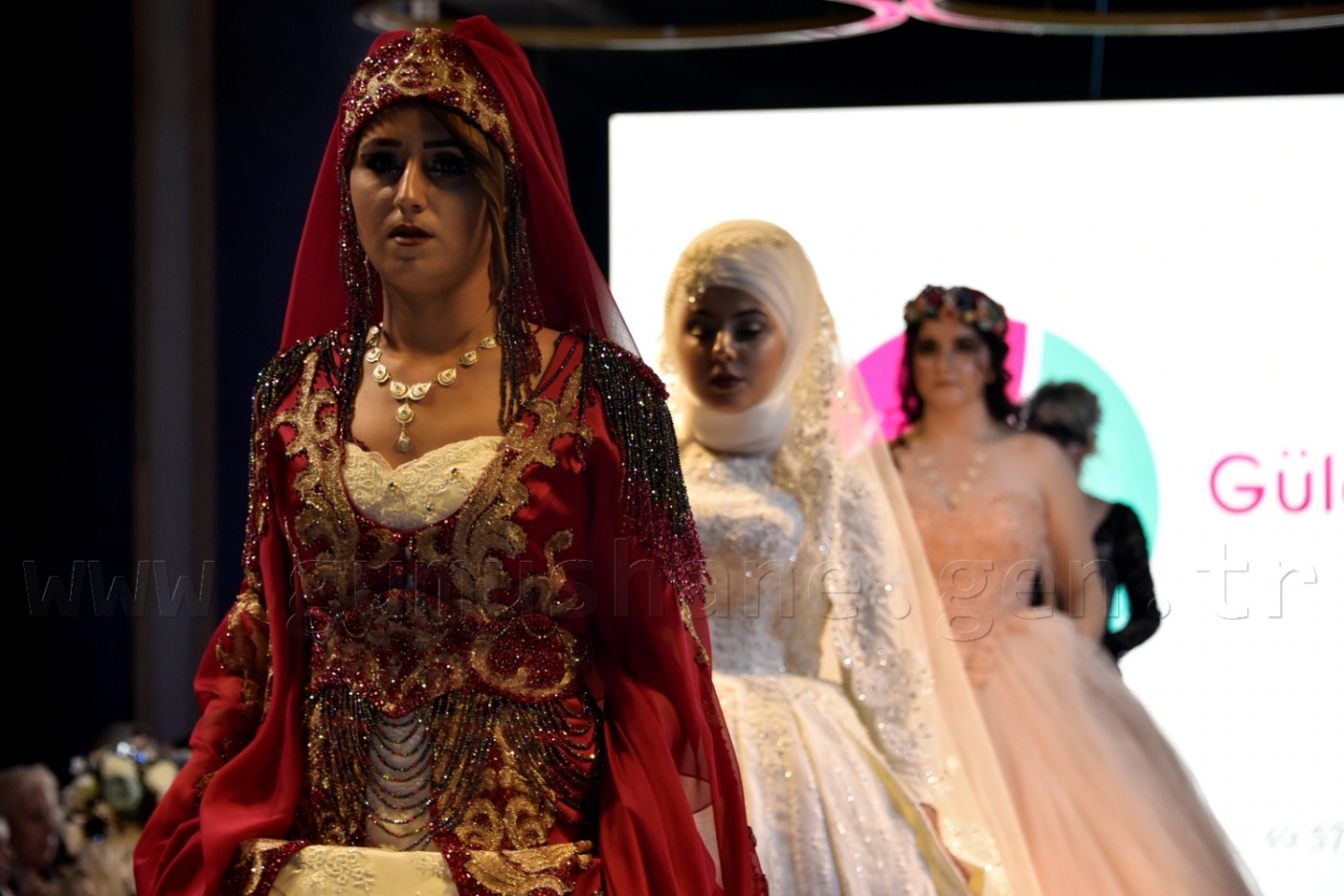 100 yıllık gelinlik podyumda 70