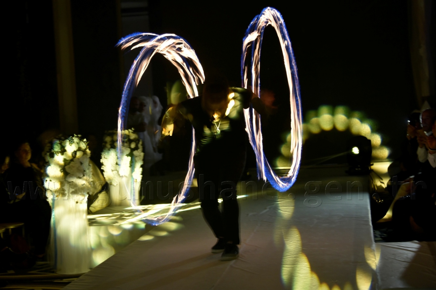 100 yıllık gelinlik podyumda 69