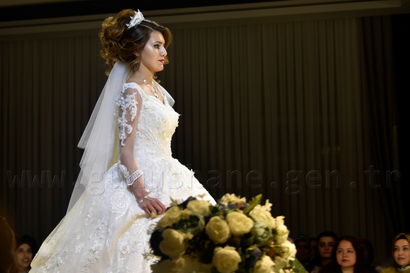 100 yıllık gelinlik podyumda 53