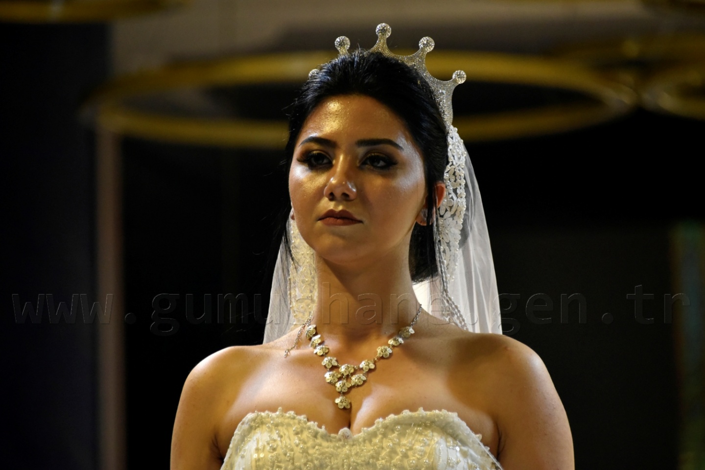 100 yıllık gelinlik podyumda 55