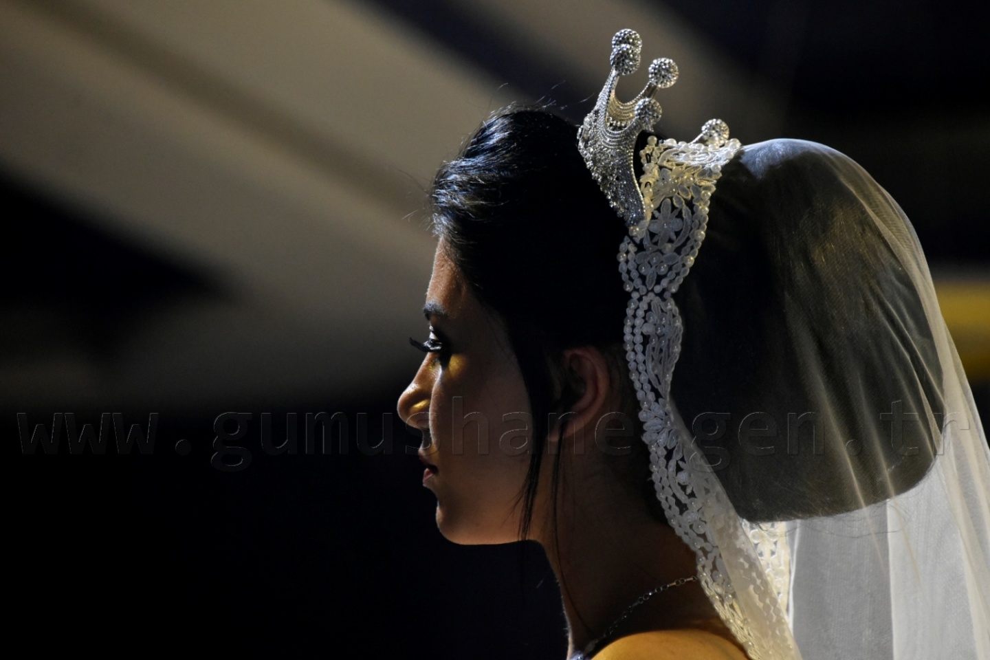 100 yıllık gelinlik podyumda 56