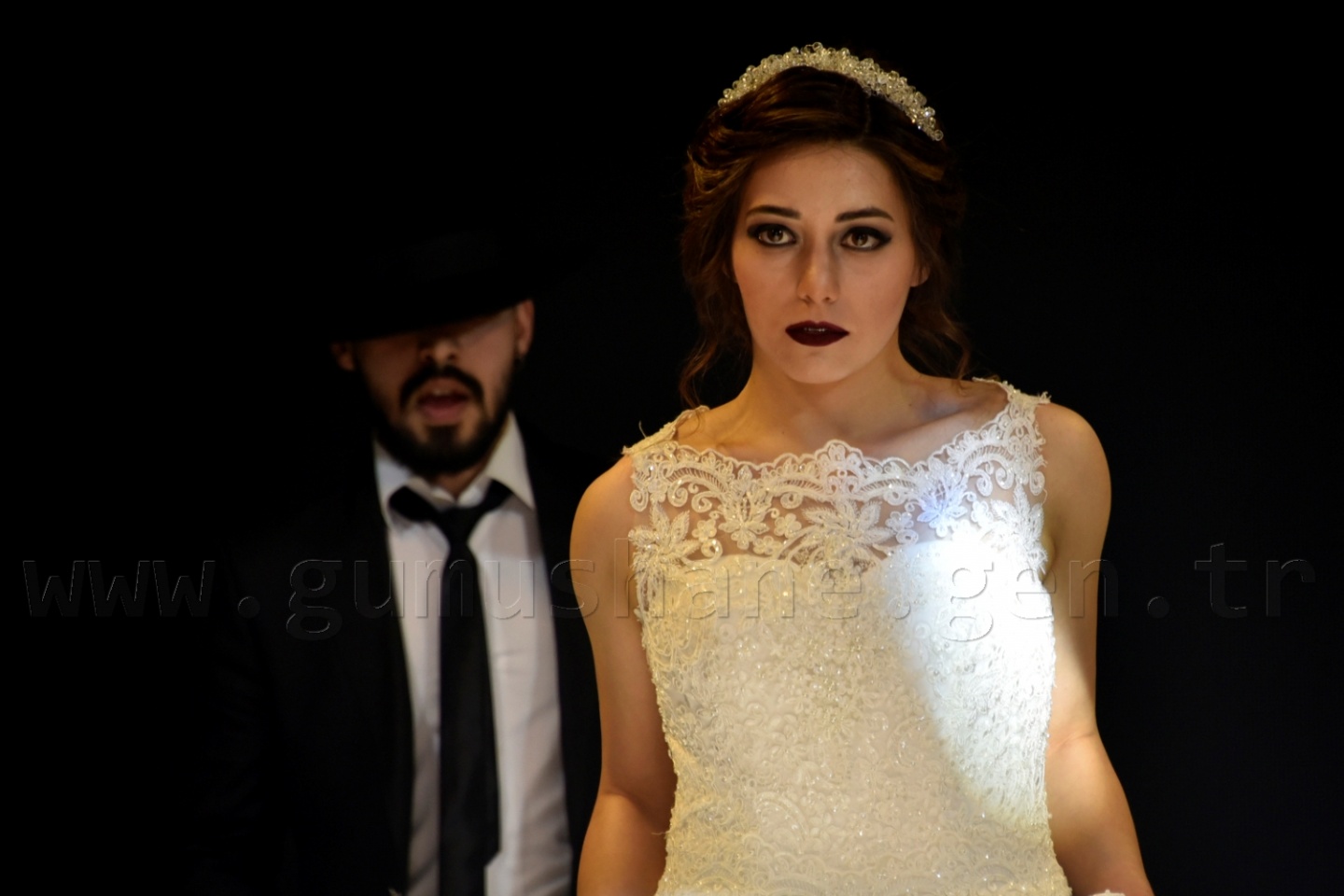 100 yıllık gelinlik podyumda 58