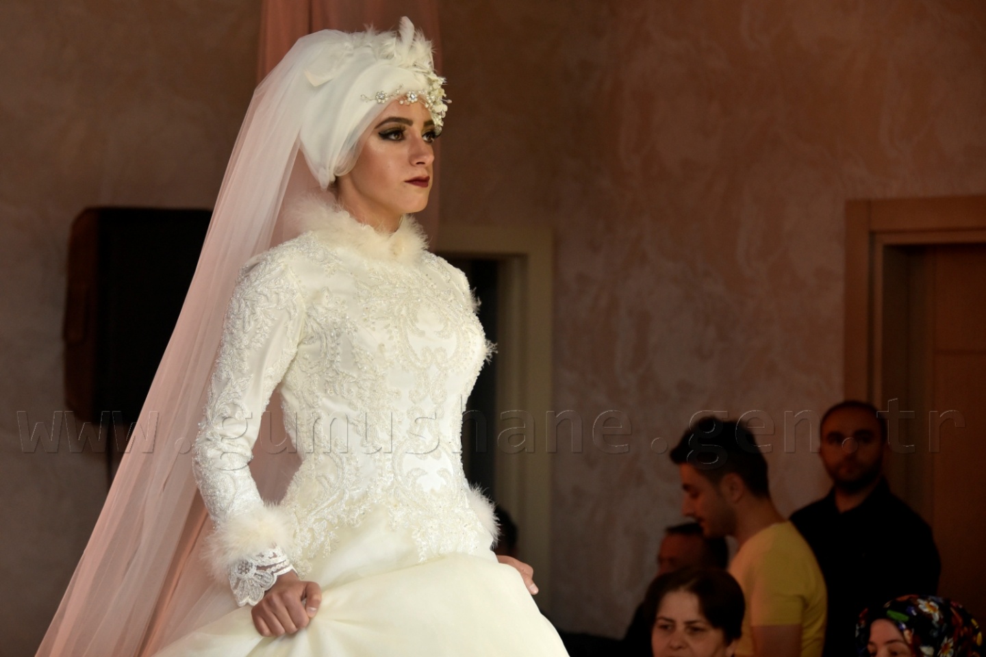 100 yıllık gelinlik podyumda 61