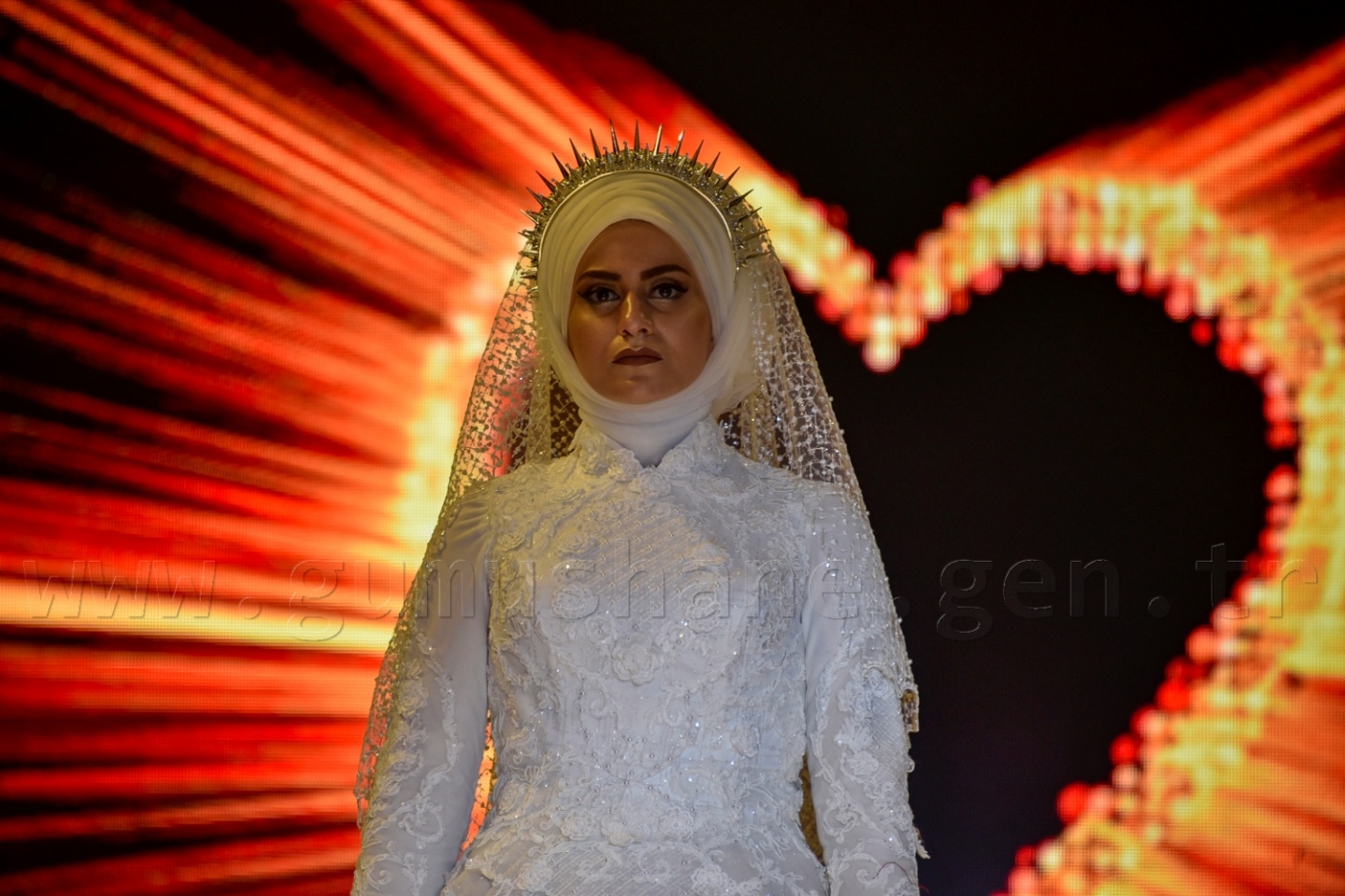 100 yıllık gelinlik podyumda 73