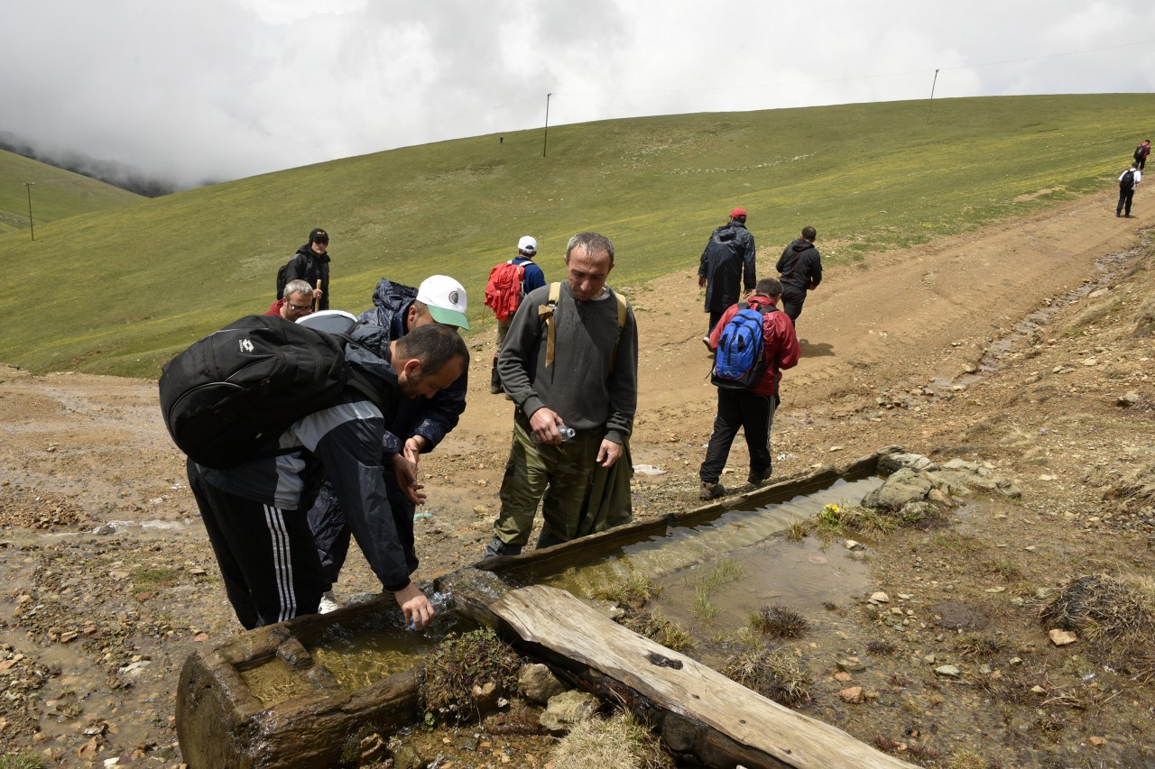 Gümüşhaneli dağcılar aynı günde 4 yaylayı gezdi 11