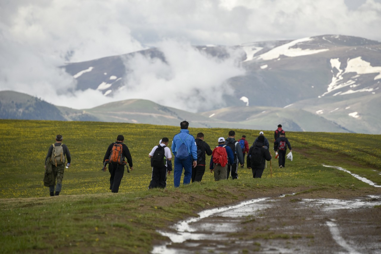 Gümüşhaneli dağcılar aynı günde 4 yaylayı gezdi 12
