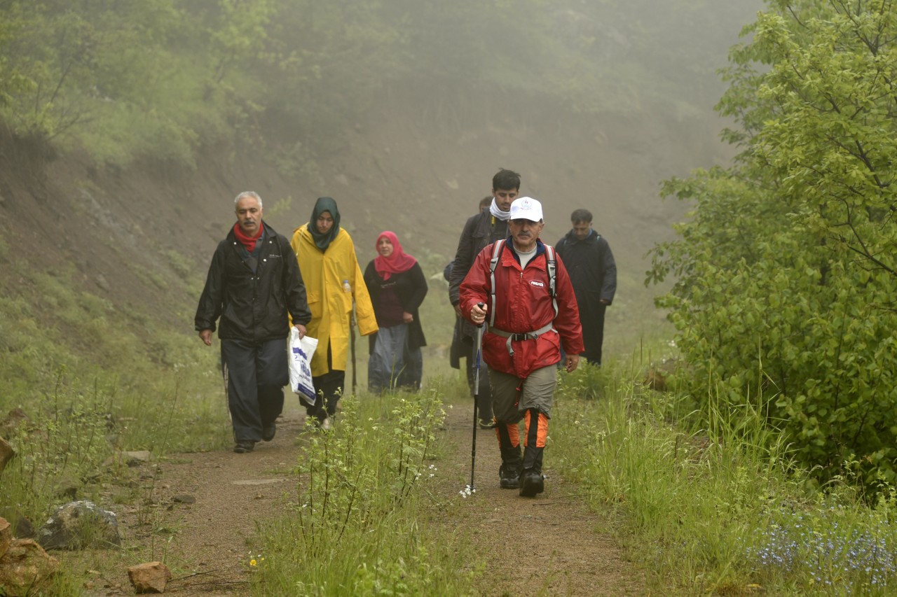 Gümüşhaneli dağcılar aynı günde 4 yaylayı gezdi 14