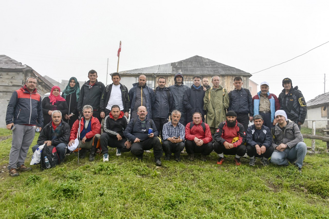 Gümüşhaneli dağcılar aynı günde 4 yaylayı gezdi 1