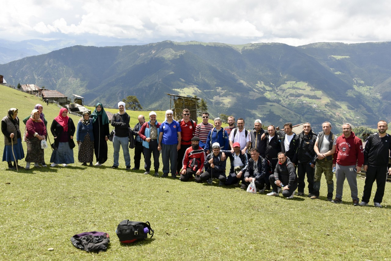 Gümüşhaneli dağcılar aynı günde 4 yaylayı gezdi 5