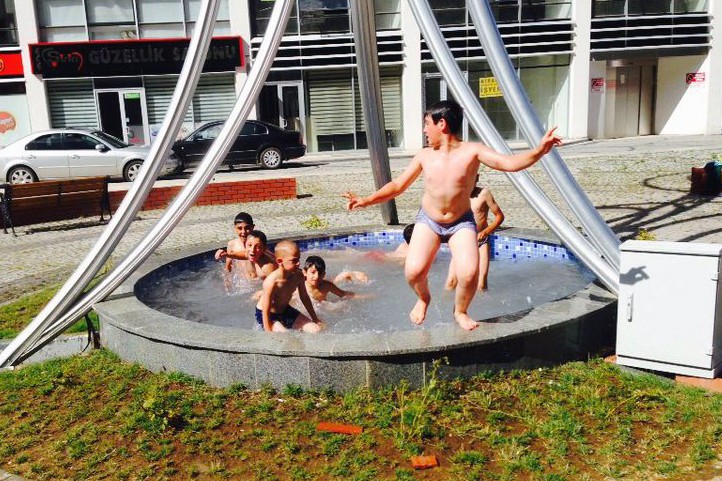 Gümüşhane'de Çocuklar Süs Havuzlarında Serinliyor 1