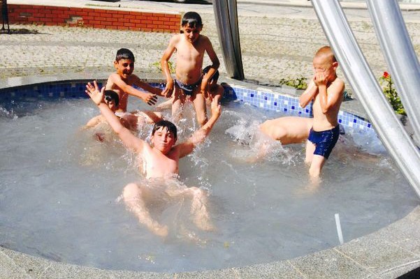 Gümüşhane'de Çocuklar Süs Havuzlarında Serinliyor 2