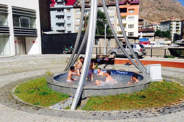 Gümüşhane'de Çocuklar Süs Havuzlarında Serinliyor 3