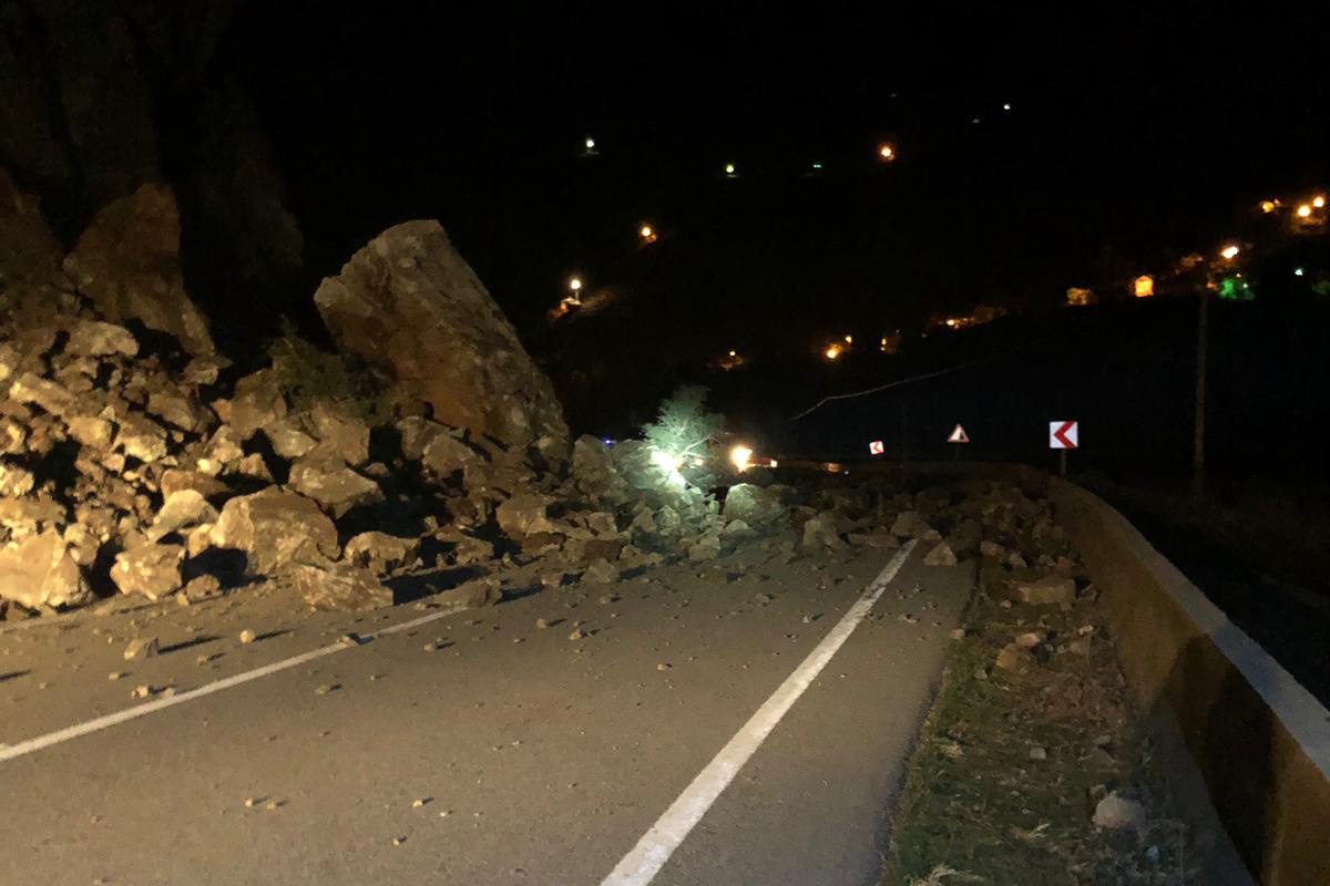 Tirebolu-Gümüşhane karayolu heyelan nedeniyle trafiğe kapandı 1