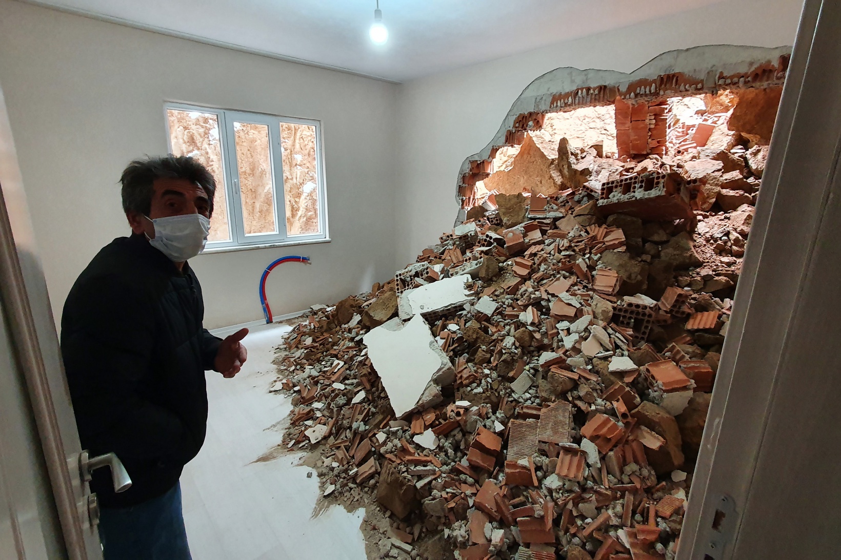 Gümüşhane’de dağdan kopan kaya parçaları evin içine doldu 18