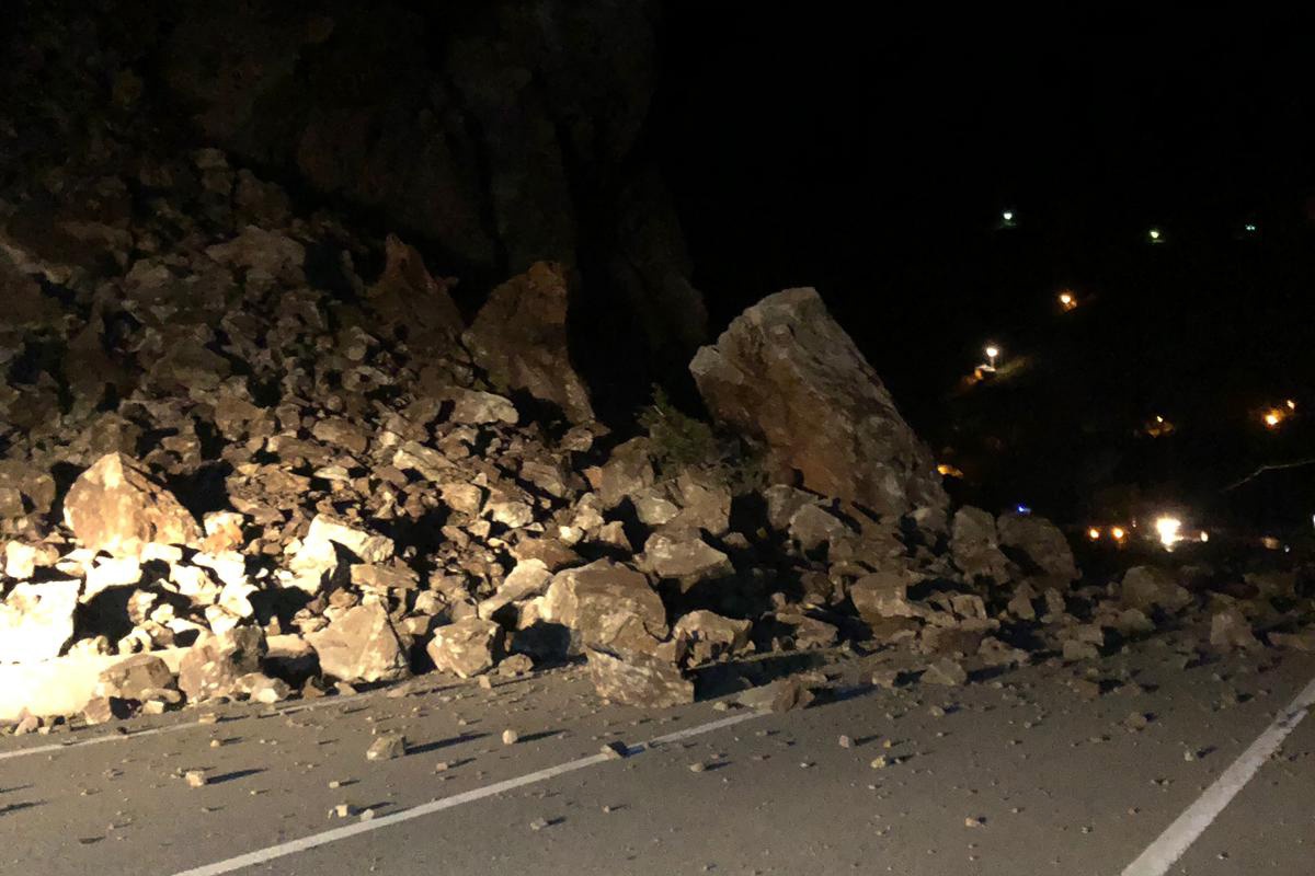 Tirebolu-Gümüşhane karayolu heyelan nedeniyle trafiğe kapandı 2