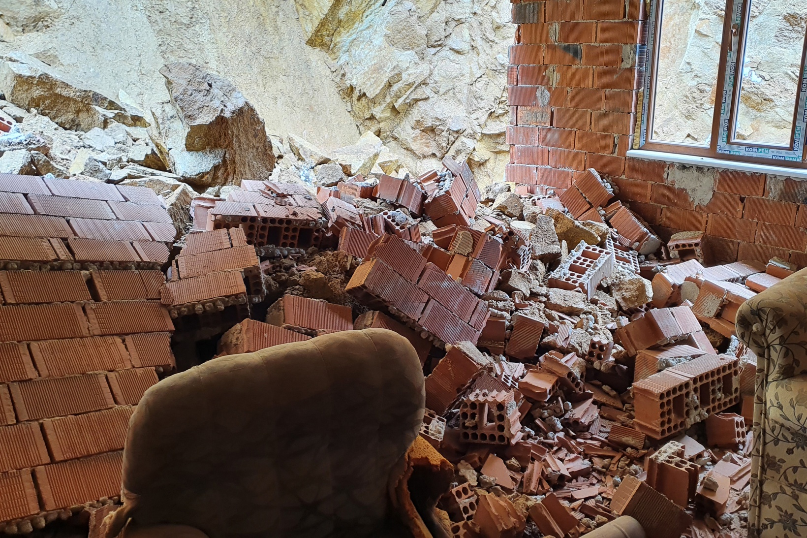 Gümüşhane’de dağdan kopan kaya parçaları evin içine doldu 9