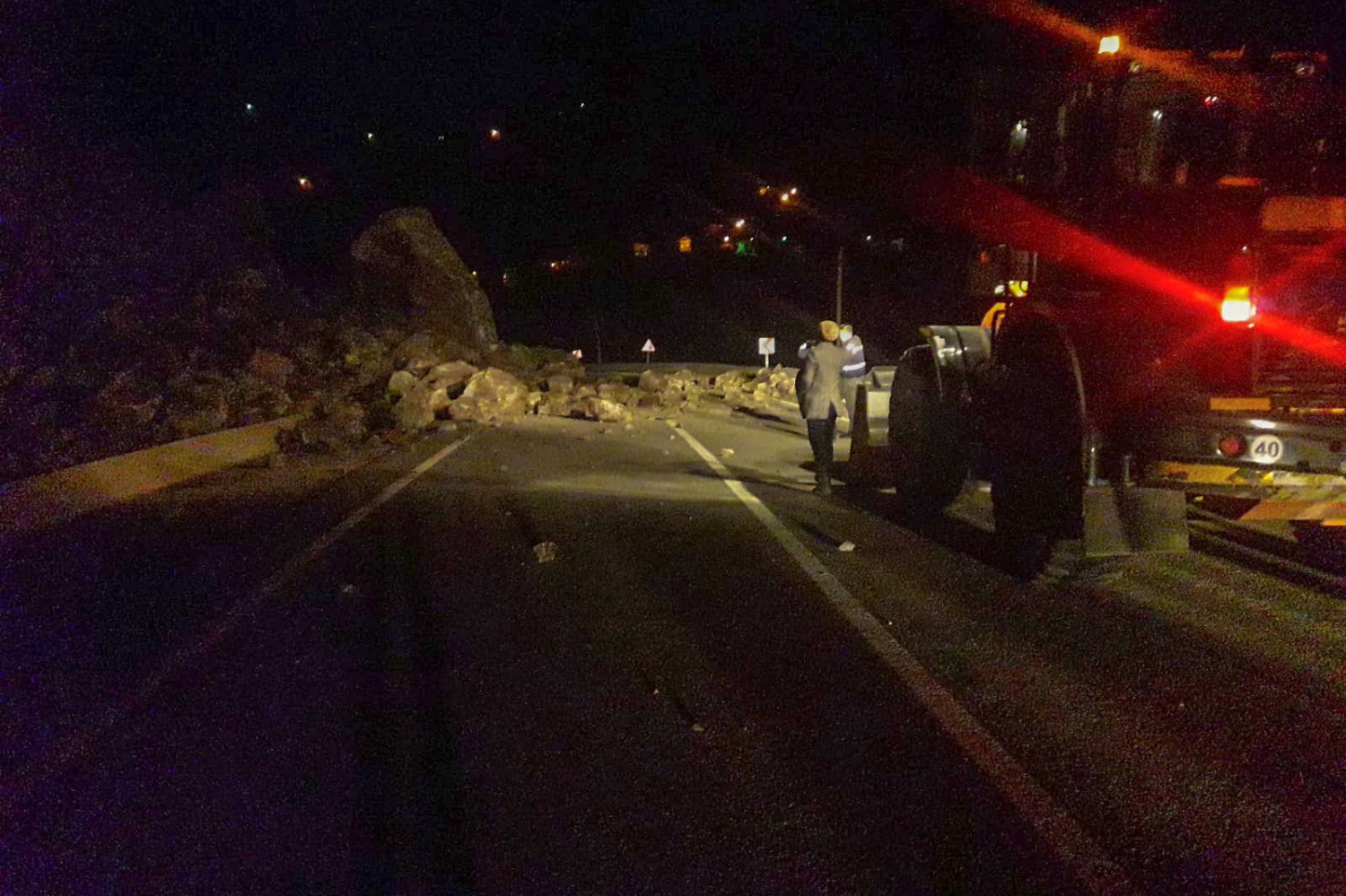 Tirebolu-Gümüşhane karayolu heyelan nedeniyle trafiğe kapandı 4