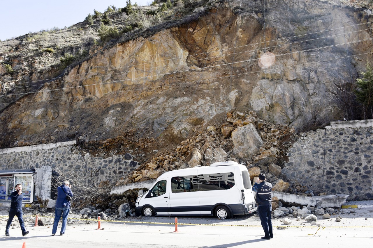 Gümüşhane Kayalar Park Halindeki Aracın Üzerine Düştü 2