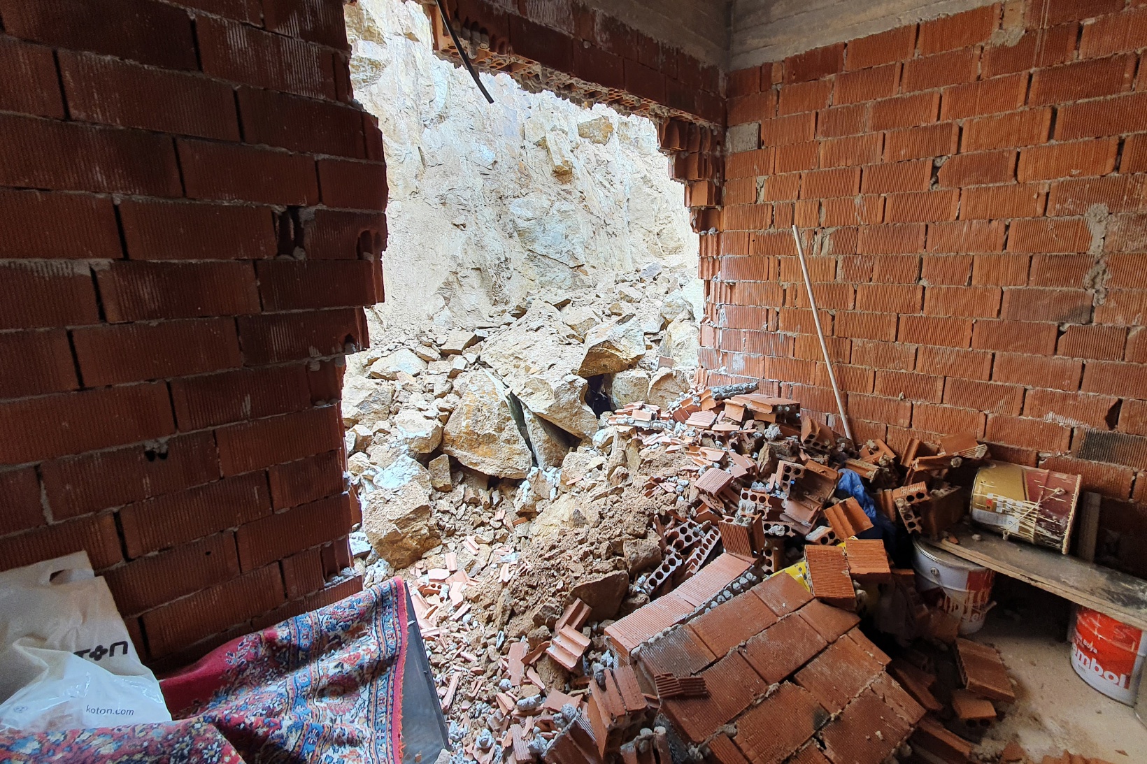 Gümüşhane’de dağdan kopan kaya parçaları evin içine doldu 19