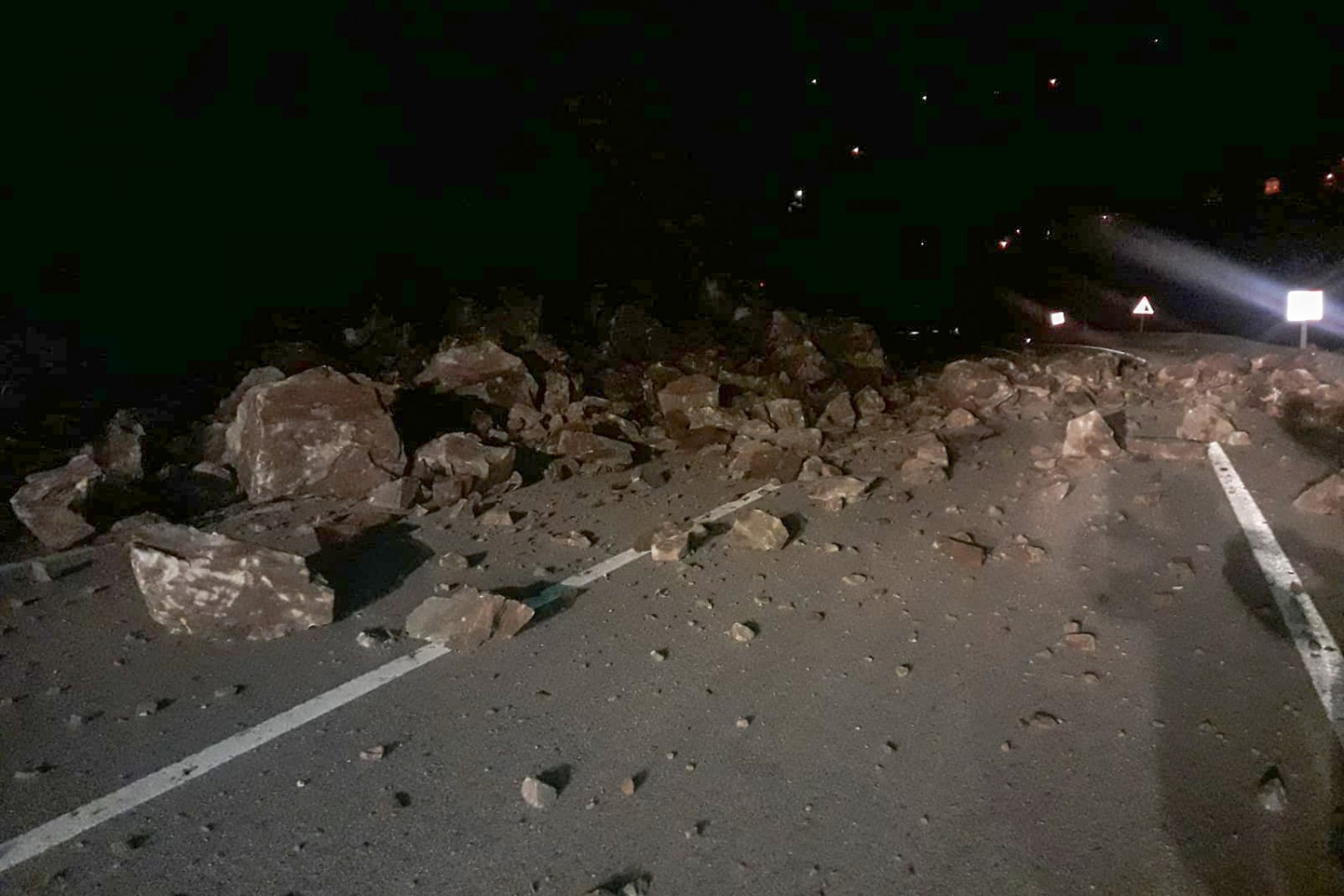 Tirebolu-Gümüşhane karayolu heyelan nedeniyle trafiğe kapandı 3