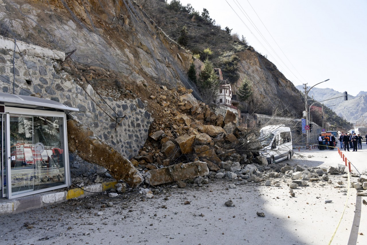 Gümüşhane Kayalar Park Halindeki Aracın Üzerine Düştü 3