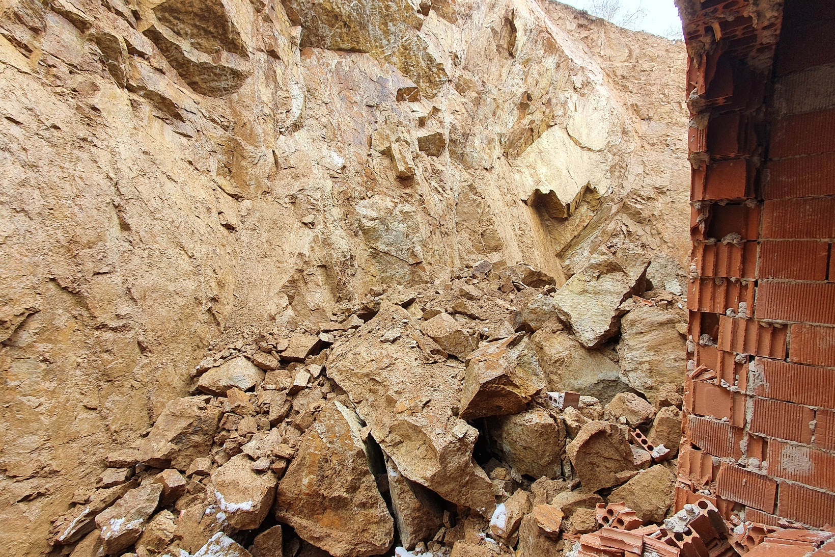 Gümüşhane’de dağdan kopan kaya parçaları evin içine doldu 12