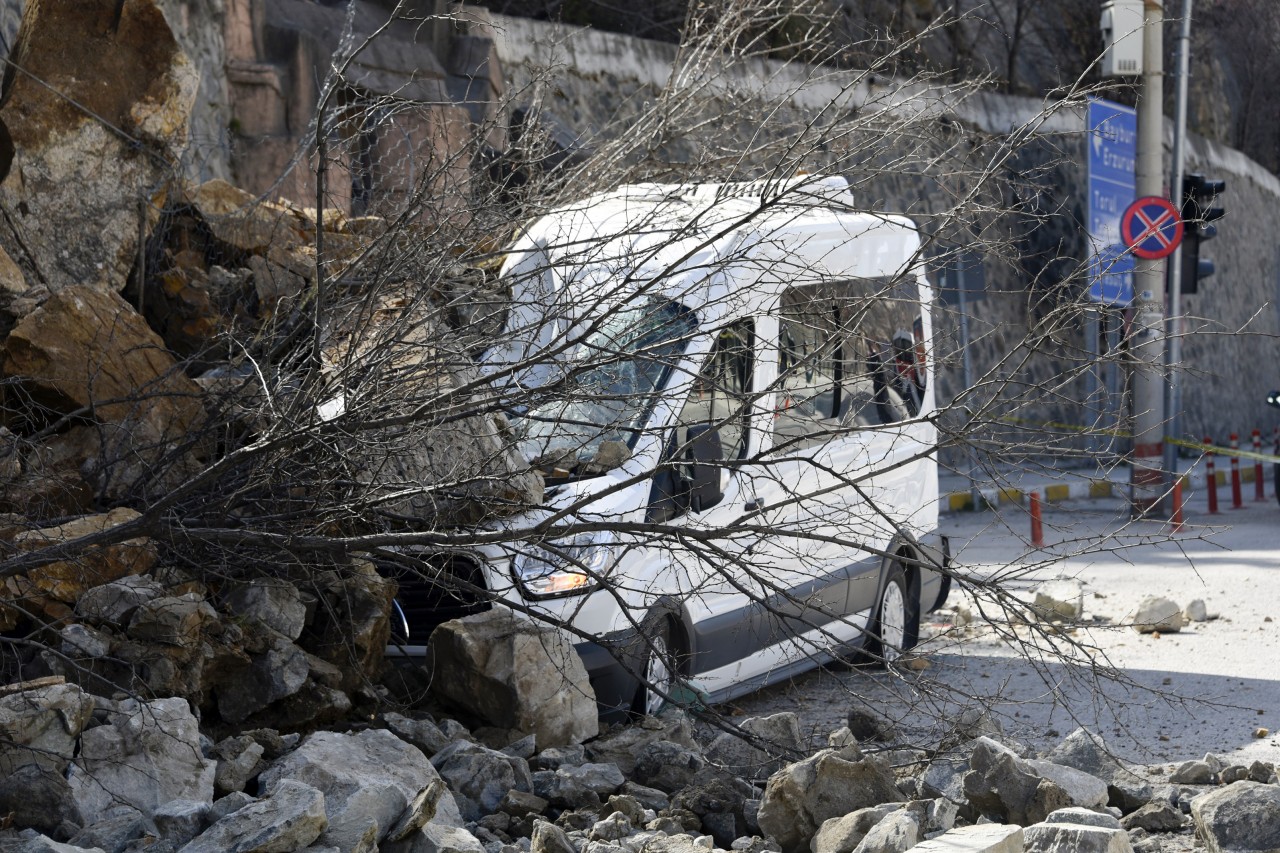 Gümüşhane Kayalar Park Halindeki Aracın Üzerine Düştü 4