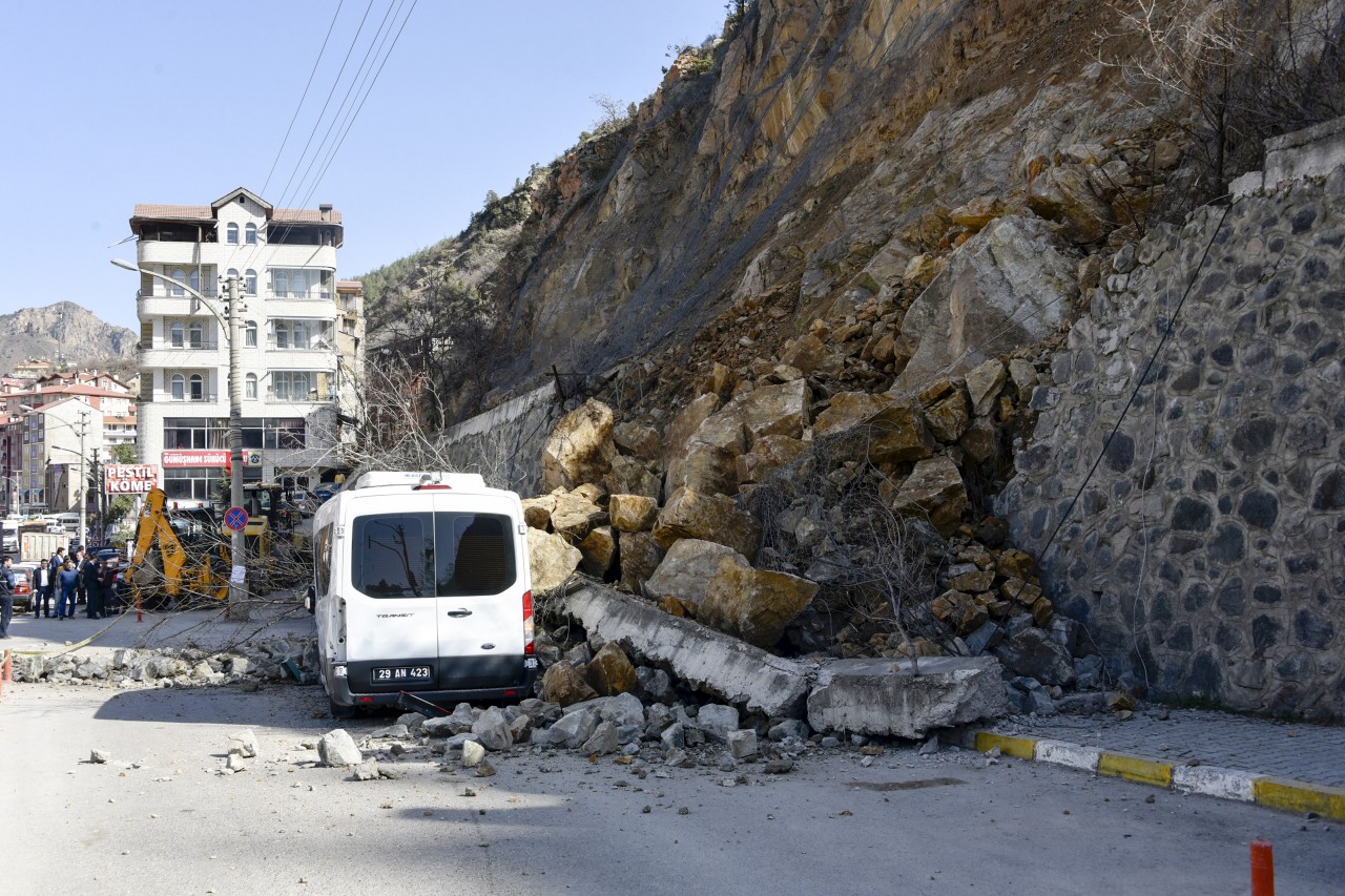 Gümüşhane Kayalar Park Halindeki Aracın Üzerine Düştü 5