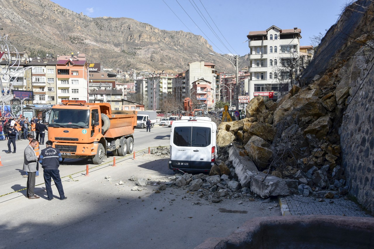 Gümüşhane Kayalar Park Halindeki Aracın Üzerine Düştü 6