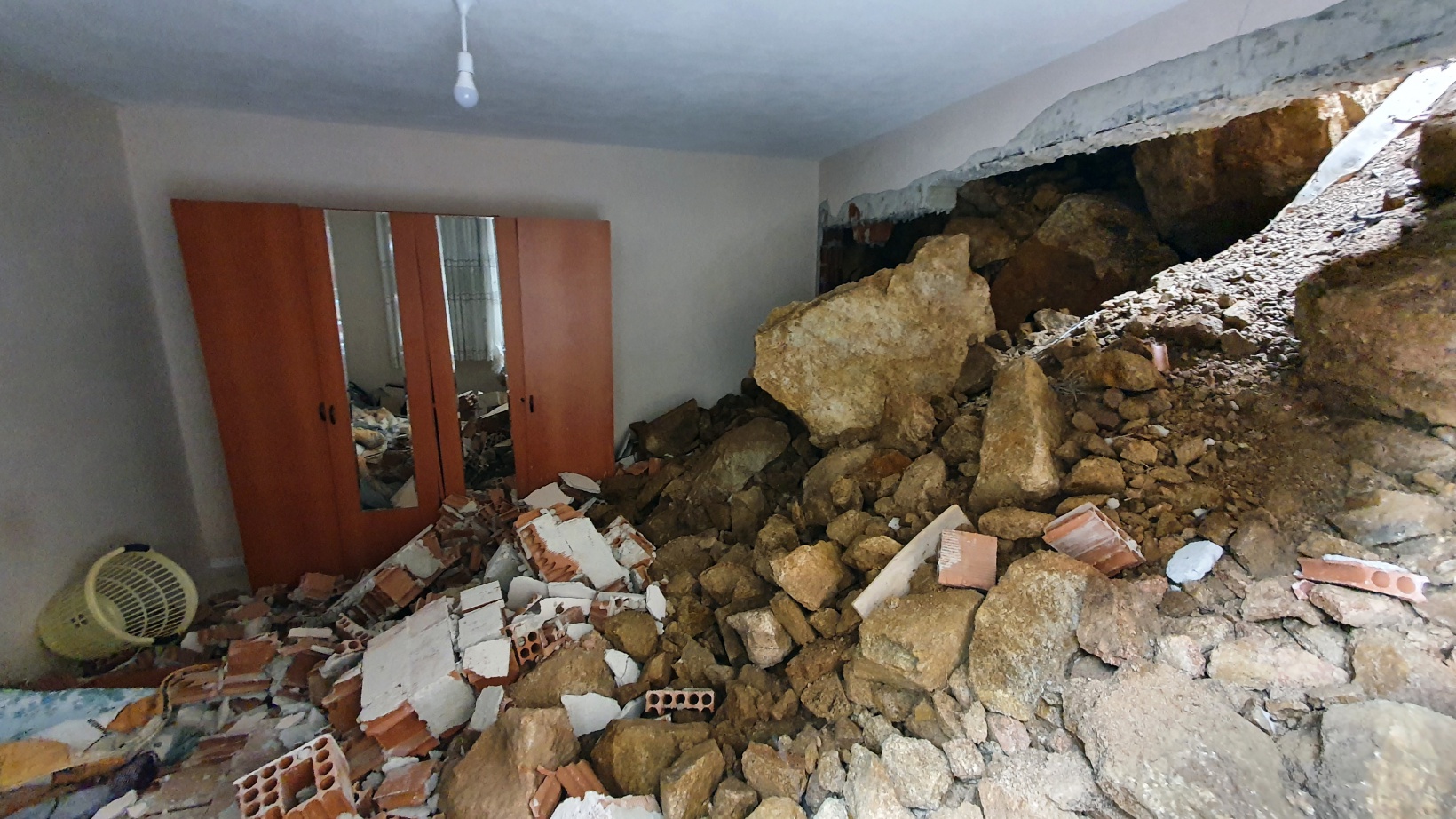 Gümüşhane’de dağdan kopan kaya parçaları evin içine doldu 20