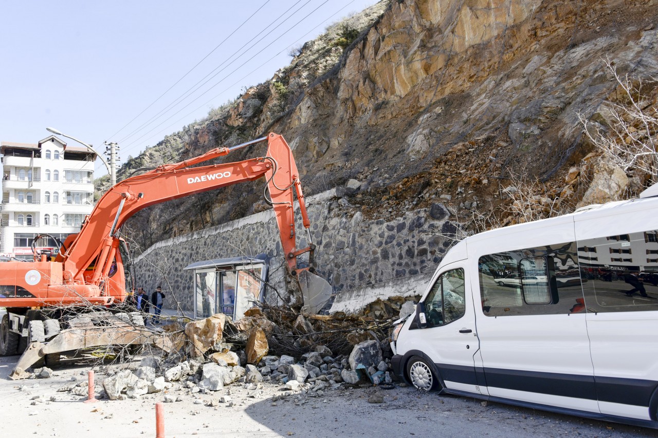 Gümüşhane Kayalar Park Halindeki Aracın Üzerine Düştü 7