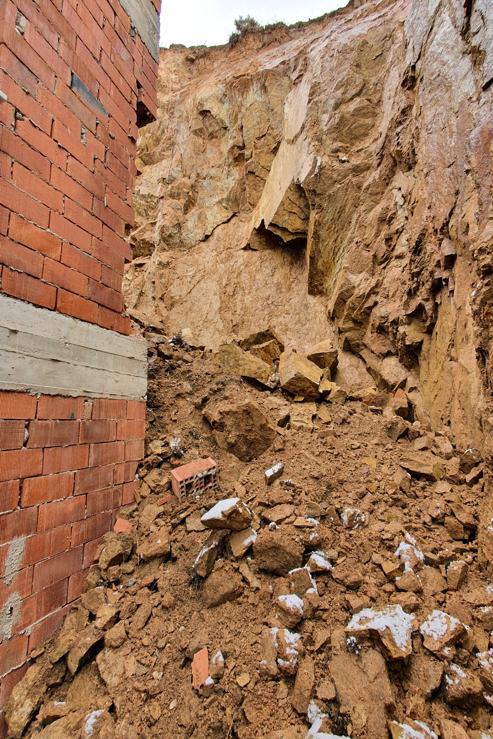 Gümüşhane’de dağdan kopan kaya parçaları evin içine doldu 17