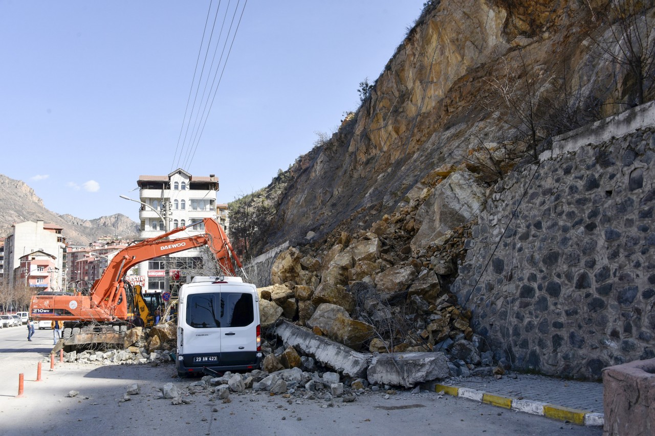 Gümüşhane Kayalar Park Halindeki Aracın Üzerine Düştü 8