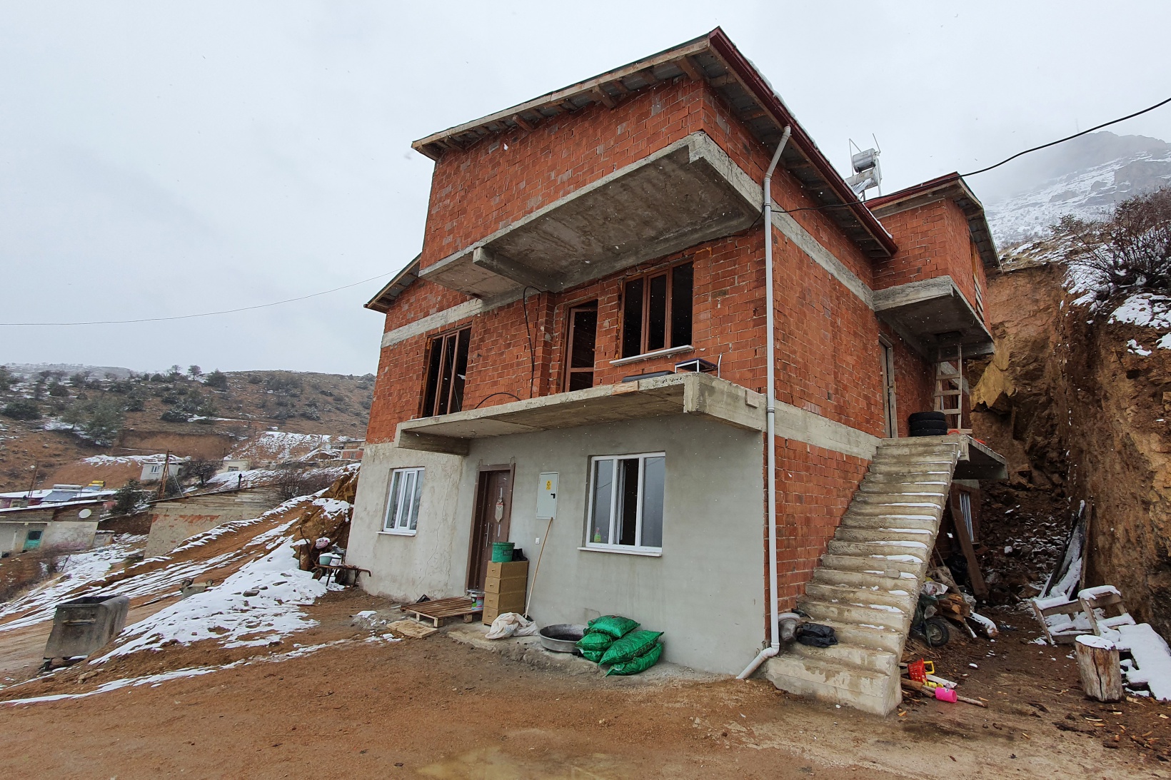 Gümüşhane’de dağdan kopan kaya parçaları evin içine doldu 1