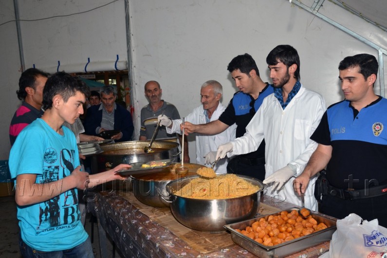 Gümüşhane Emniyetinden Vatandaşlara İftar Yemeği 2