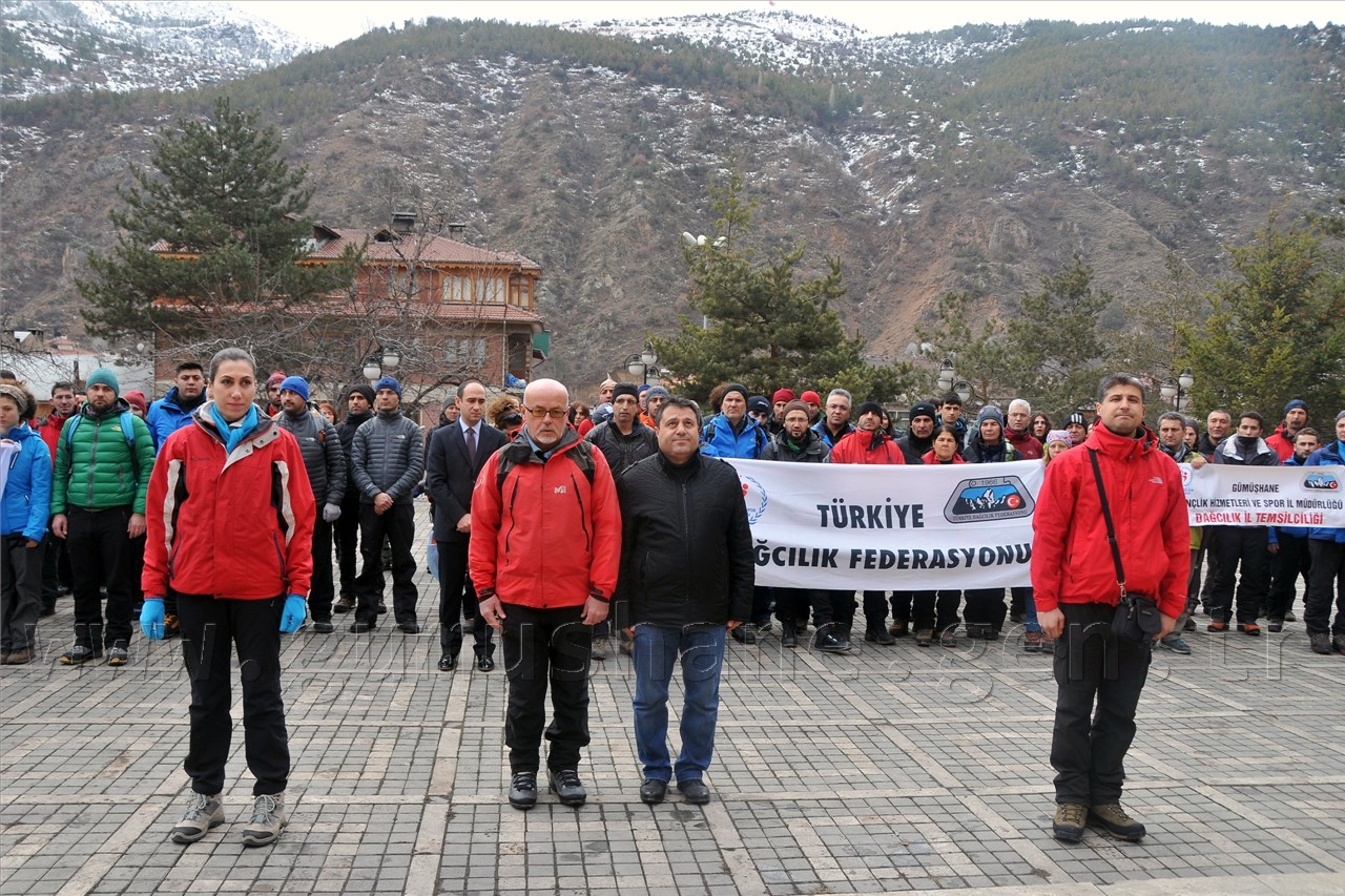 Dağcılar Atatürk Anıtına Çelenk Sundu 2