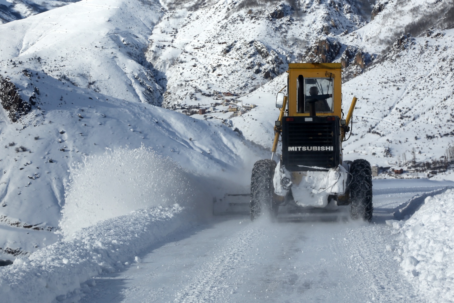 2 bin 200 metre rakımdaki köyün yolu zorlu çalışmalar sonucu açıldı 11