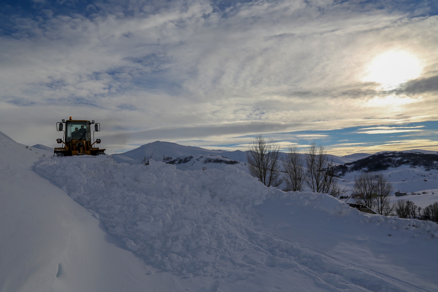 2 bin 200 metre rakımdaki köyün yolu zorlu çalışmalar sonucu açıldı 13
