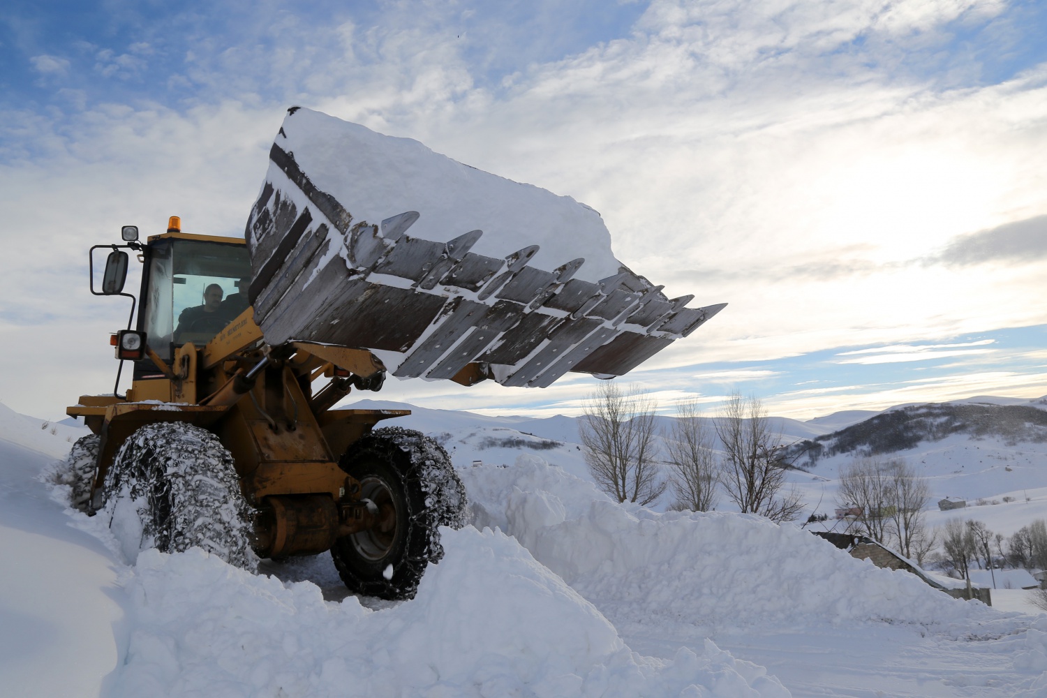 2 bin 200 metre rakımdaki köyün yolu zorlu çalışmalar sonucu açıldı 12