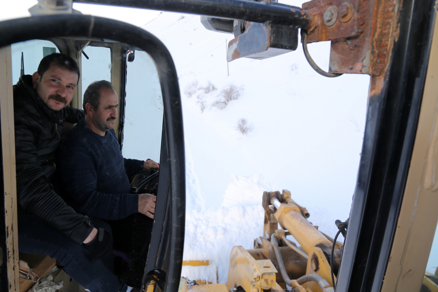 2 bin 200 metre rakımdaki köyün yolu zorlu çalışmalar sonucu açıldı 14