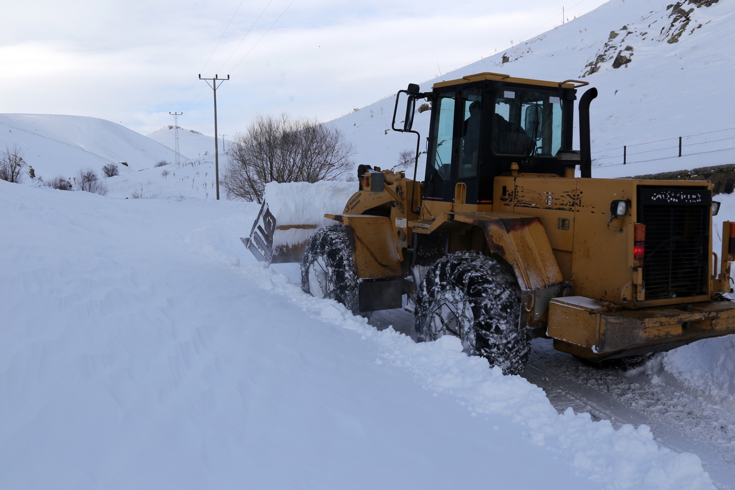2 bin 200 metre rakımdaki köyün yolu zorlu çalışmalar sonucu açıldı 15