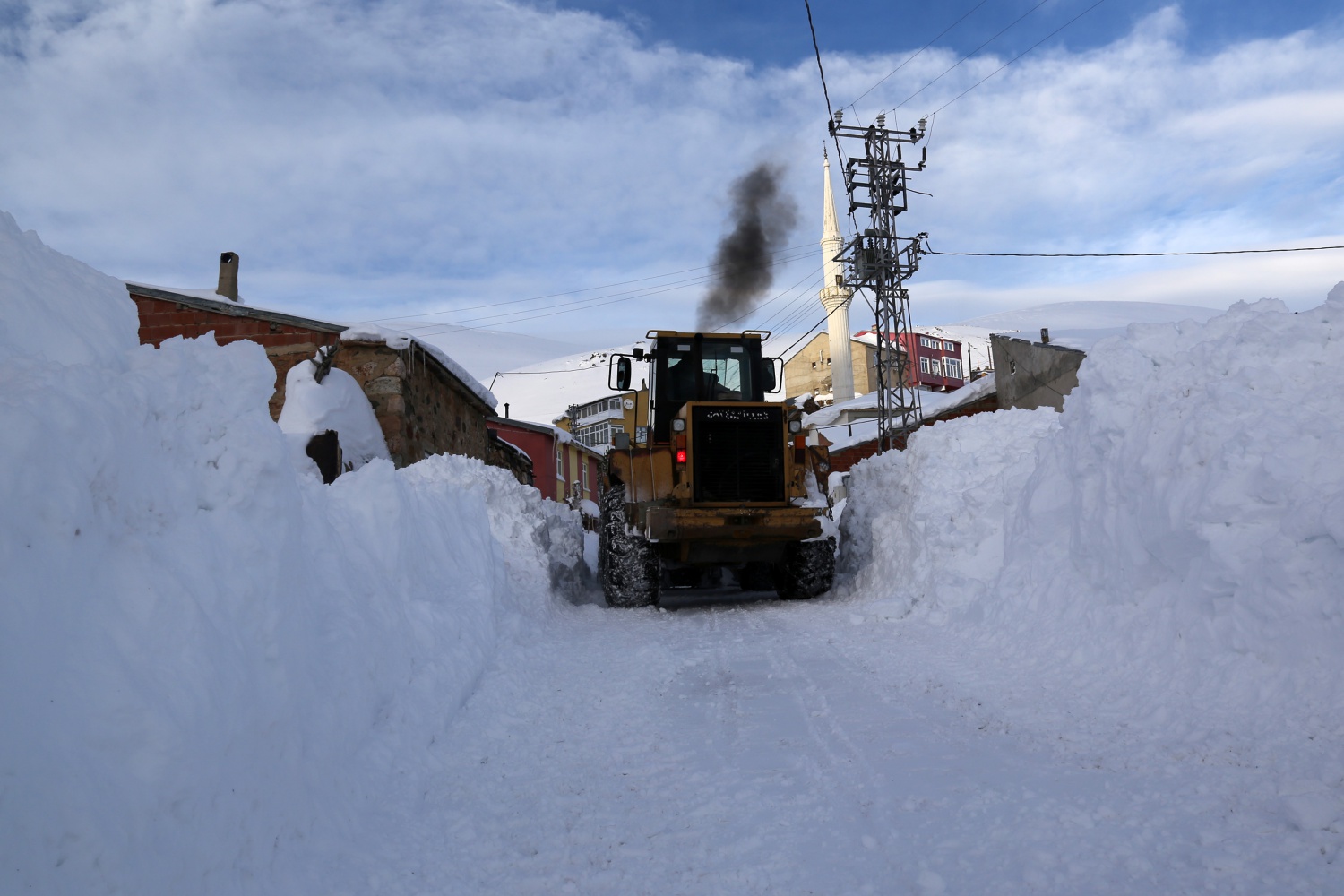 2 bin 200 metre rakımdaki köyün yolu zorlu çalışmalar sonucu açıldı 17