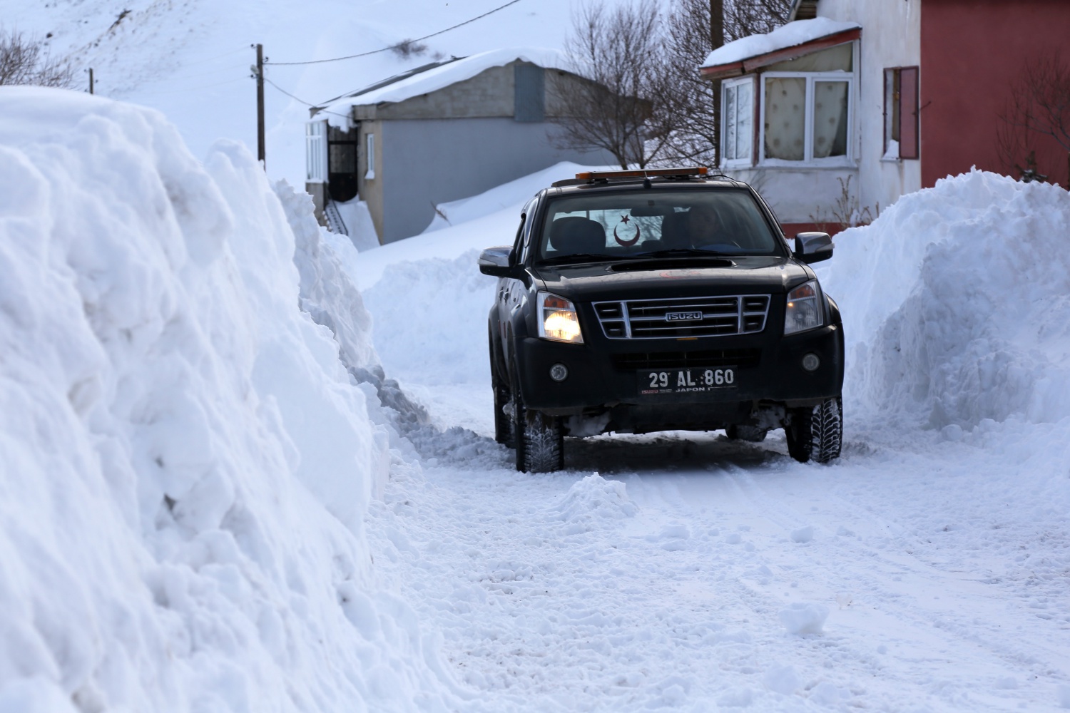 2 bin 200 metre rakımdaki köyün yolu zorlu çalışmalar sonucu açıldı 16