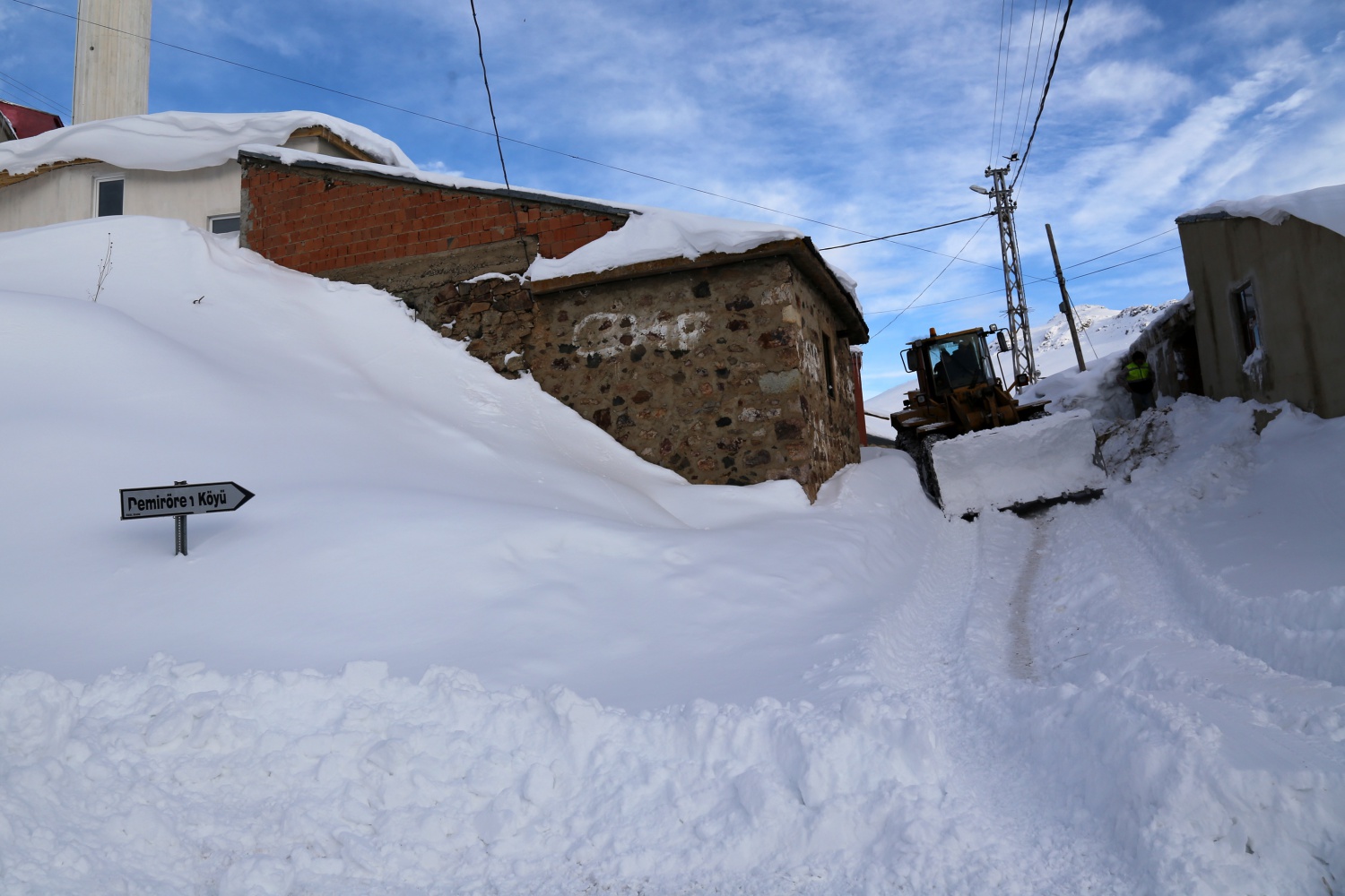 2 bin 200 metre rakımdaki köyün yolu zorlu çalışmalar sonucu açıldı 31