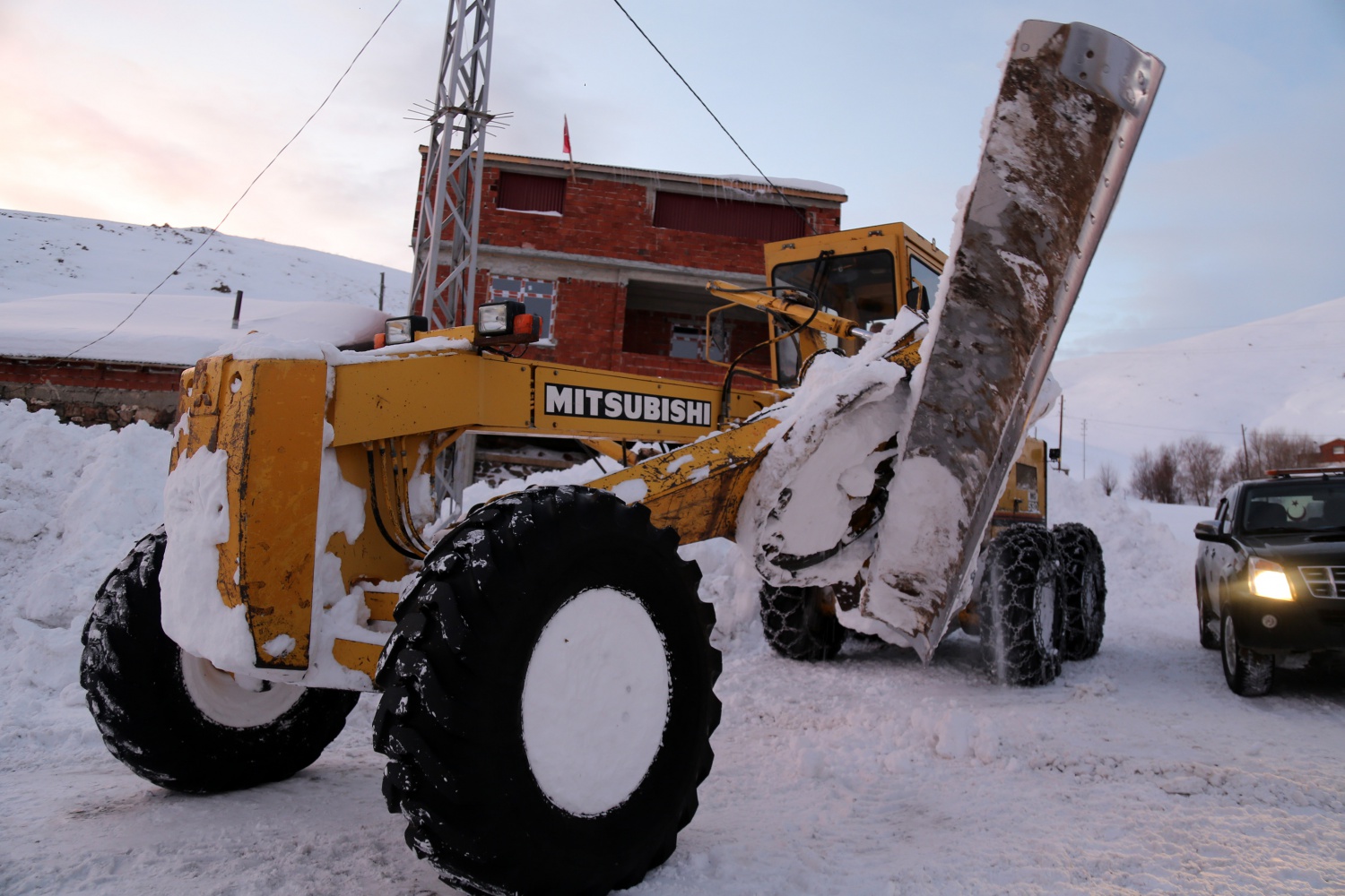 2 bin 200 metre rakımdaki köyün yolu zorlu çalışmalar sonucu açıldı 18