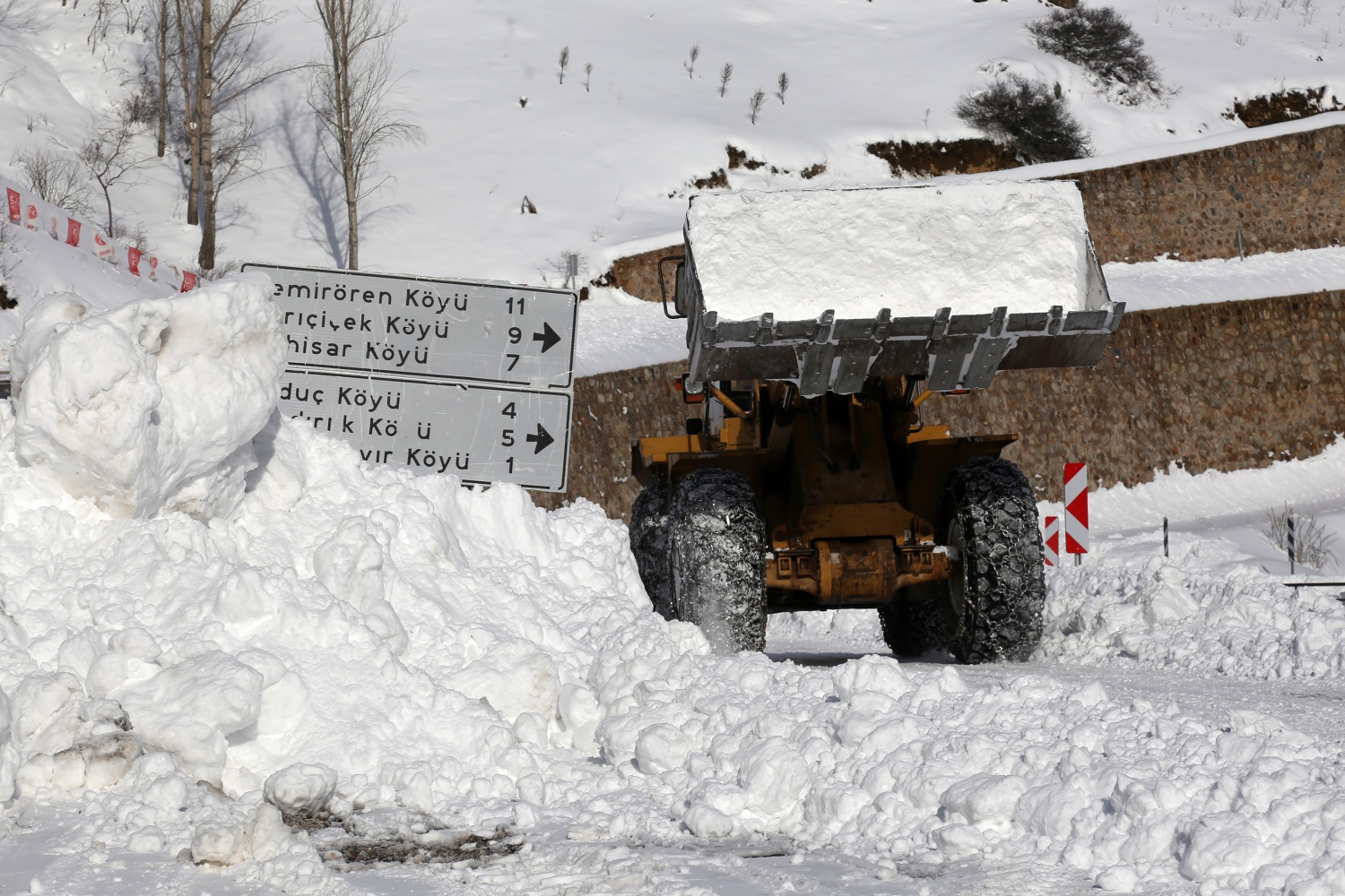 2 bin 200 metre rakımdaki köyün yolu zorlu çalışmalar sonucu açıldı 1