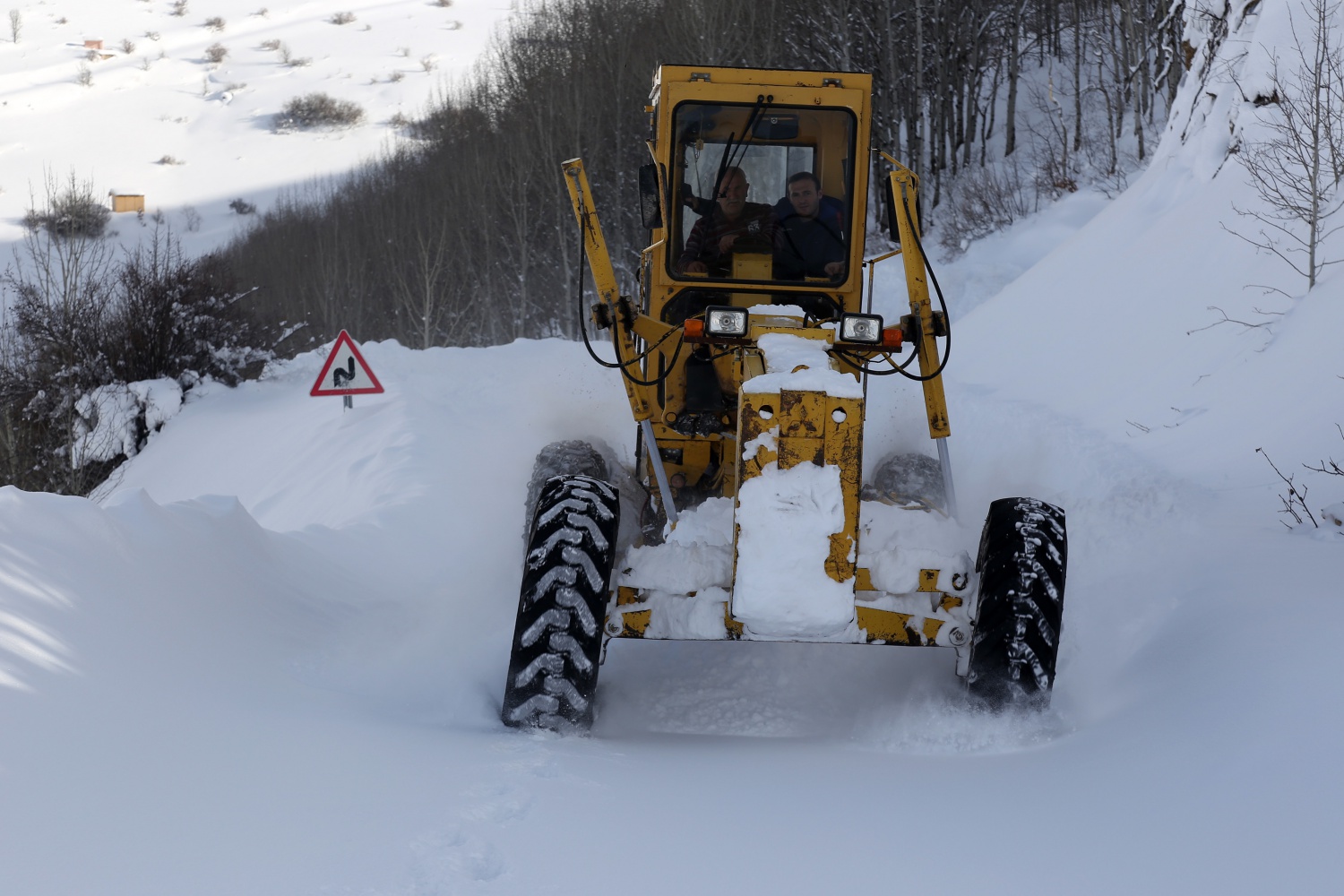 2 bin 200 metre rakımdaki köyün yolu zorlu çalışmalar sonucu açıldı 2